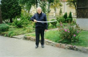 Monsinjoras su savo namo palėpėje rastu kardu, vėliau padovanotu Trakų pilies muziejui.